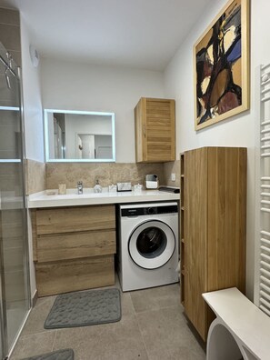 Căn hộ | Phòng tắm | Bồn tắm, máy sấy tóc