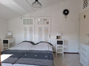 4 Schlafzimmer, Bügeleisen/Bügelbrett