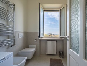 Bathroom - Stunning private villa for 4 people with WIFI, terrace, pets allowed and panoramic view (Castel Rocchero)