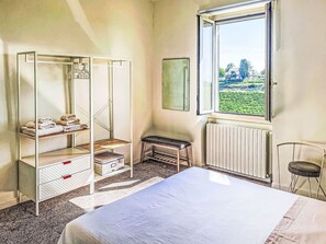 2 bedrooms, travel crib, free WiFi