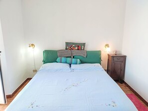1 bedroom, travel crib, bed sheets