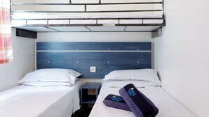 A bunk bed room with two single beds and a nightstand. - Beautiful apartment in villa for 5 guests with pool, A/C, WIFI, terrace and pets allowed (Capalbio)