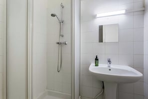 Apartment | Bilik Mandi | Tuala disediakan