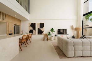Un espacio habitable moderno con cocina, comedor y zona de estar.