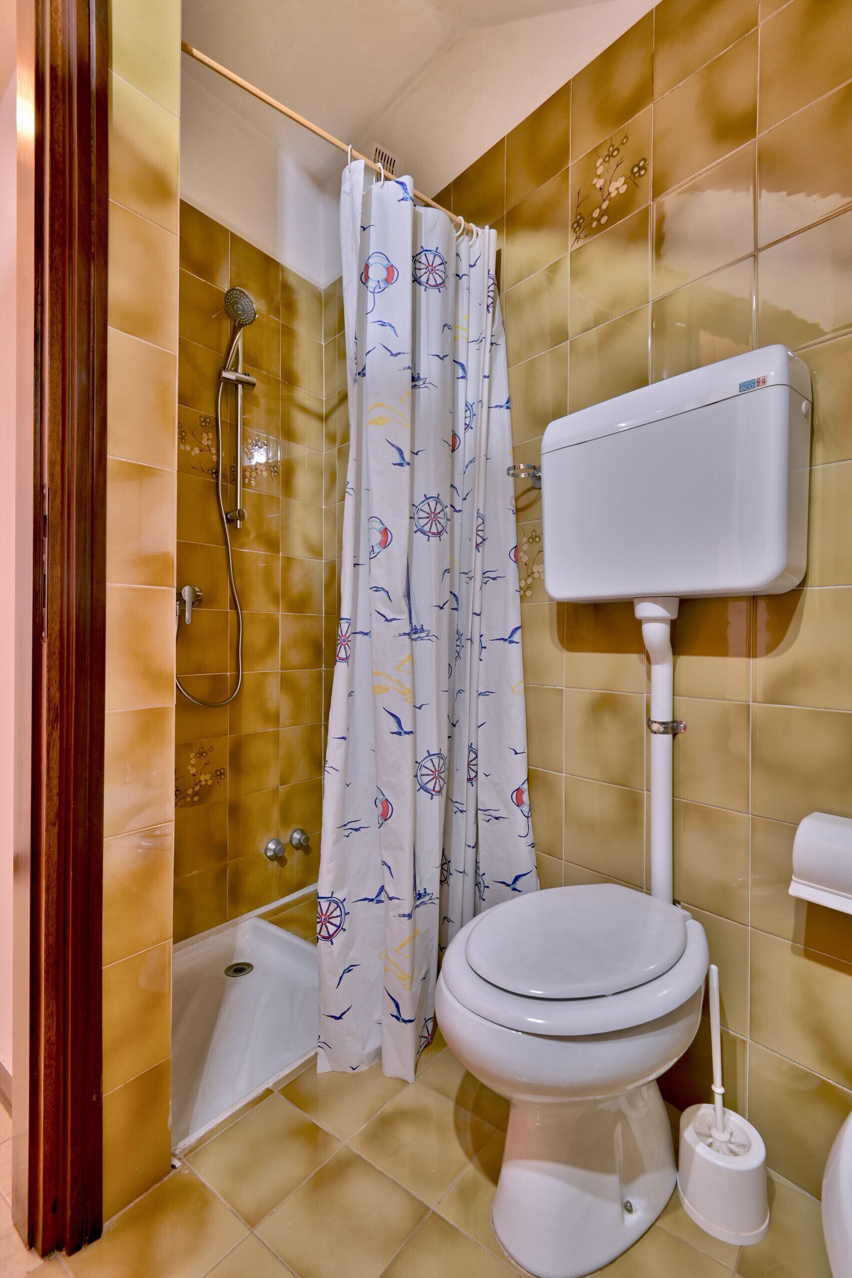 Regadera, secadora de cabello, bidet, toallas 