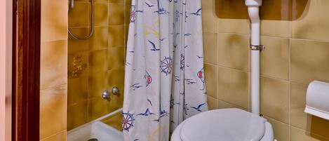 Bruser, hårtørrer, bidet, håndklæder