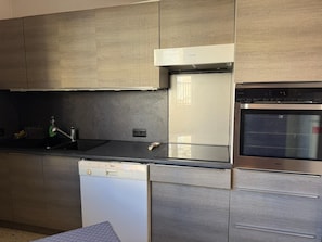 Fridge, oven, stovetop, dishwasher - Charming studio near center and beach, calm and practical (Banyuls-sur-Mer)