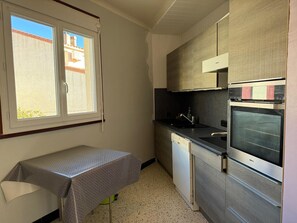 Fridge, oven, stovetop, dishwasher - Charming studio near center and beach, calm and practical (Banyuls-sur-Mer)