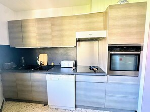 Fridge, oven, stovetop, dishwasher