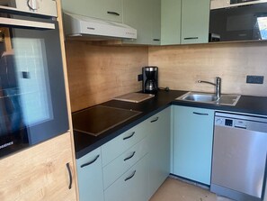 Kühlschrank, Mikrowelle, Ofen, Geschirrspüler