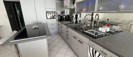 Een koelkast, een magnetron, een vaatwasser