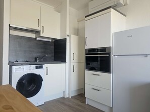 Køleskab, mikrobølgeovn, kogeplade, kaffe-/temaskine
