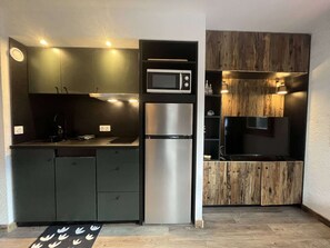 Réfrigérateur, micro-ondes, plaque de cuisson, lave-vaisselle
