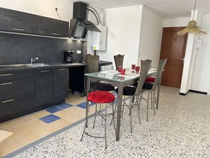 Mikrowelle, Ofen, Herdplatte, Wasserkocher mit Kaffee-/Teezubehör