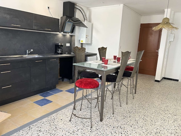 Microwave, oven, stovetop, coffee/tea maker
