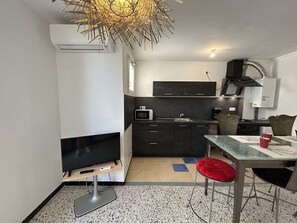 Mikrowelle, Ofen, Herdplatte, Wasserkocher mit Kaffee-/Teezubehör