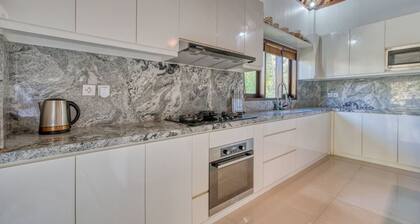 Private 2BR Villa w/ Pool & Gym Near Amed Beach