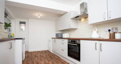 The Darwin Grove | Wi-Fi | Free Parking | Fully Equipped