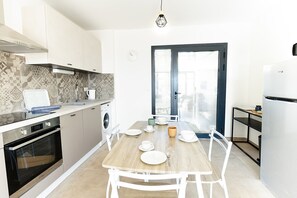 Mikrobølgeovn, ovn, kokeplater og oppvaskmaskin