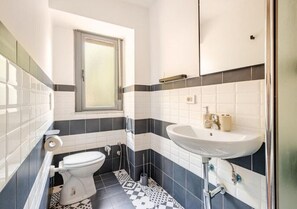 Bidet, towels, toilet paper