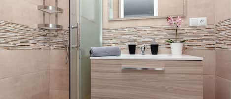 Shower, hair dryer, towels