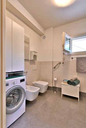 Douche, sĂšche-cheveux, bidet, serviettes fournies