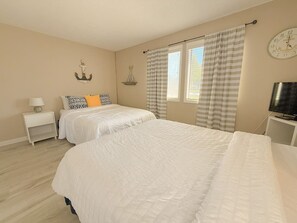 2 habitaciones, escritorio y tabla de planchar con plancha 