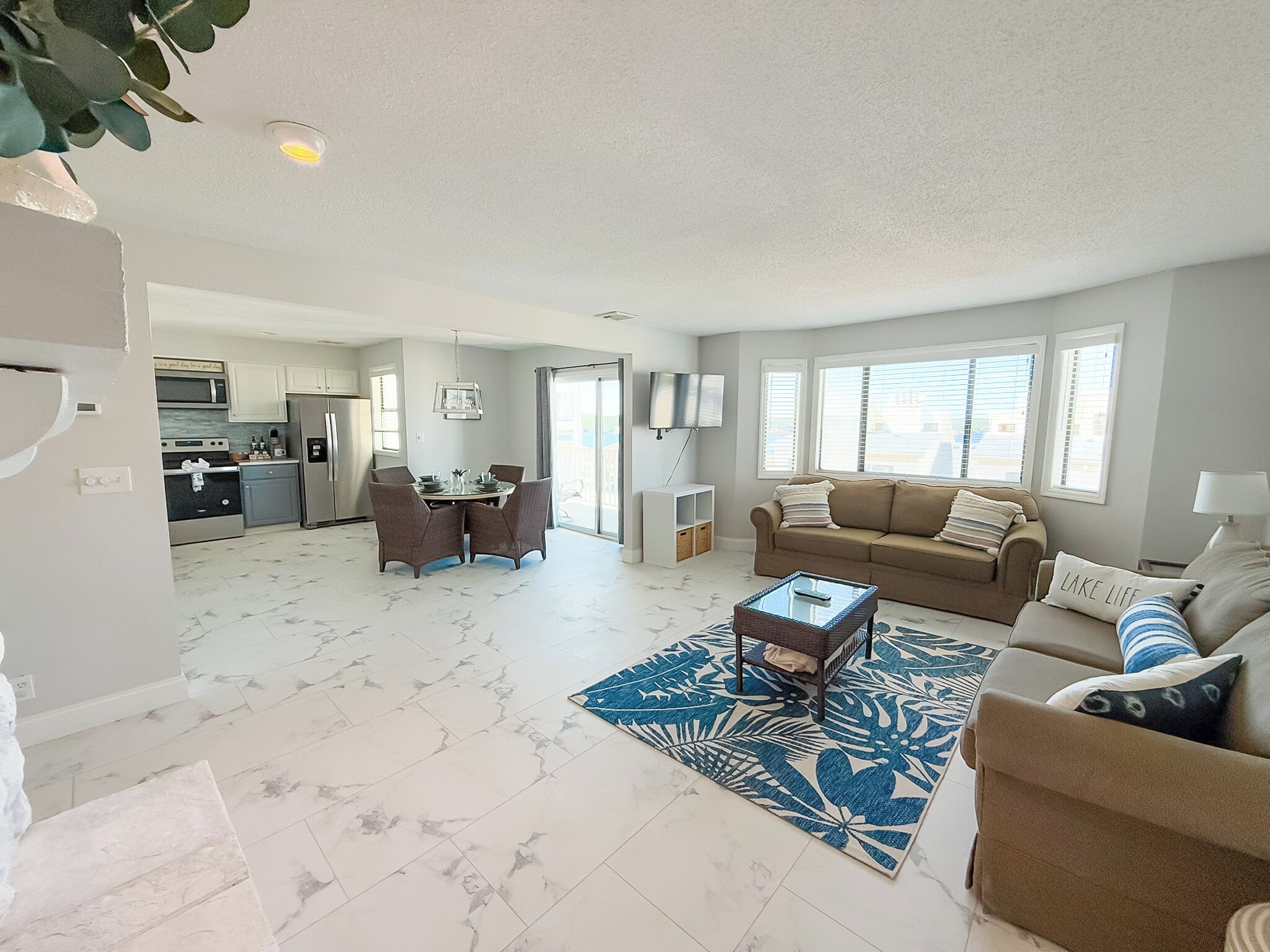 TV connectée, cheminée, espaces bureaux