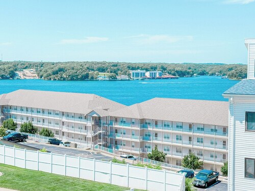 Lakeview Luxury 2BD/2BA/Private Balcony/Pool/Coffee Bar/Near Everything-Sleeps 6 PP