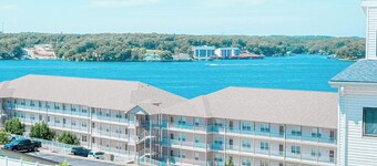 Lakeview Luxury 2BD/2BA/Private Balcony/Pool/Coffee Bar/Near Everything-Sleeps 6 PP