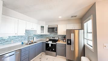 冰箱、微波炉、烤箱、炉灶