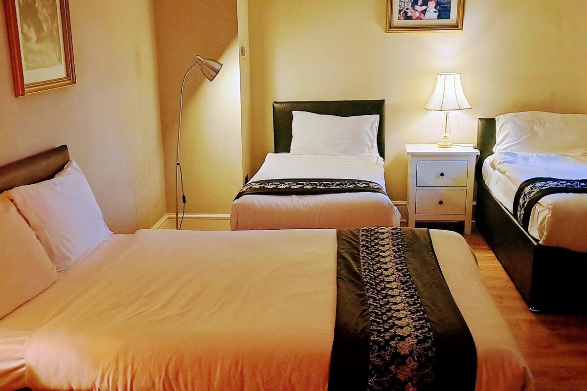 Standard Quadruple Room | Iron/ironing board, free WiFi
