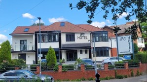 Un hotel de dos pisos con un cartel que indica que es un hotel Park Crescent.