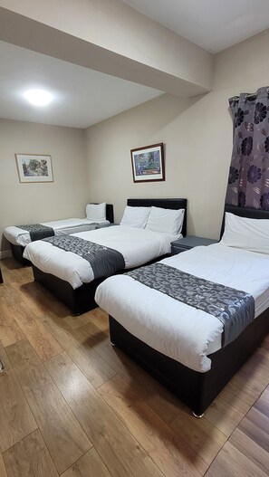 Habitación cuádruple estándar | Tabla de planchar con plancha y wifi gratis