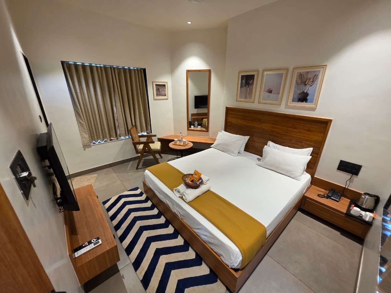 Classic Room | Premium bedding, desk, laptop workspace, WiFi (free)