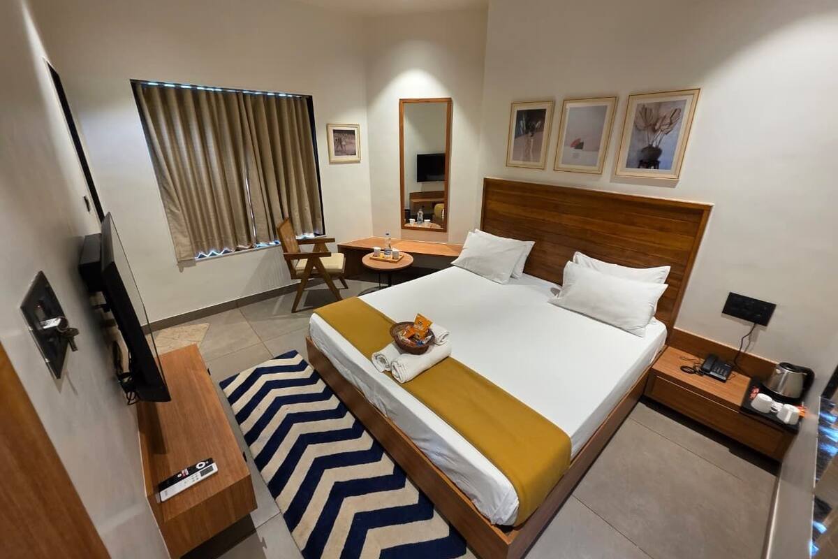 Classic Room | Premium bedding, desk, laptop workspace, WiFi (free)
