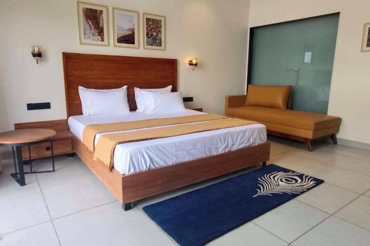 Deluxe Room | Desk, free WiFi