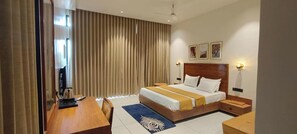 高级房 | 办公桌、免费 WiFi、床单