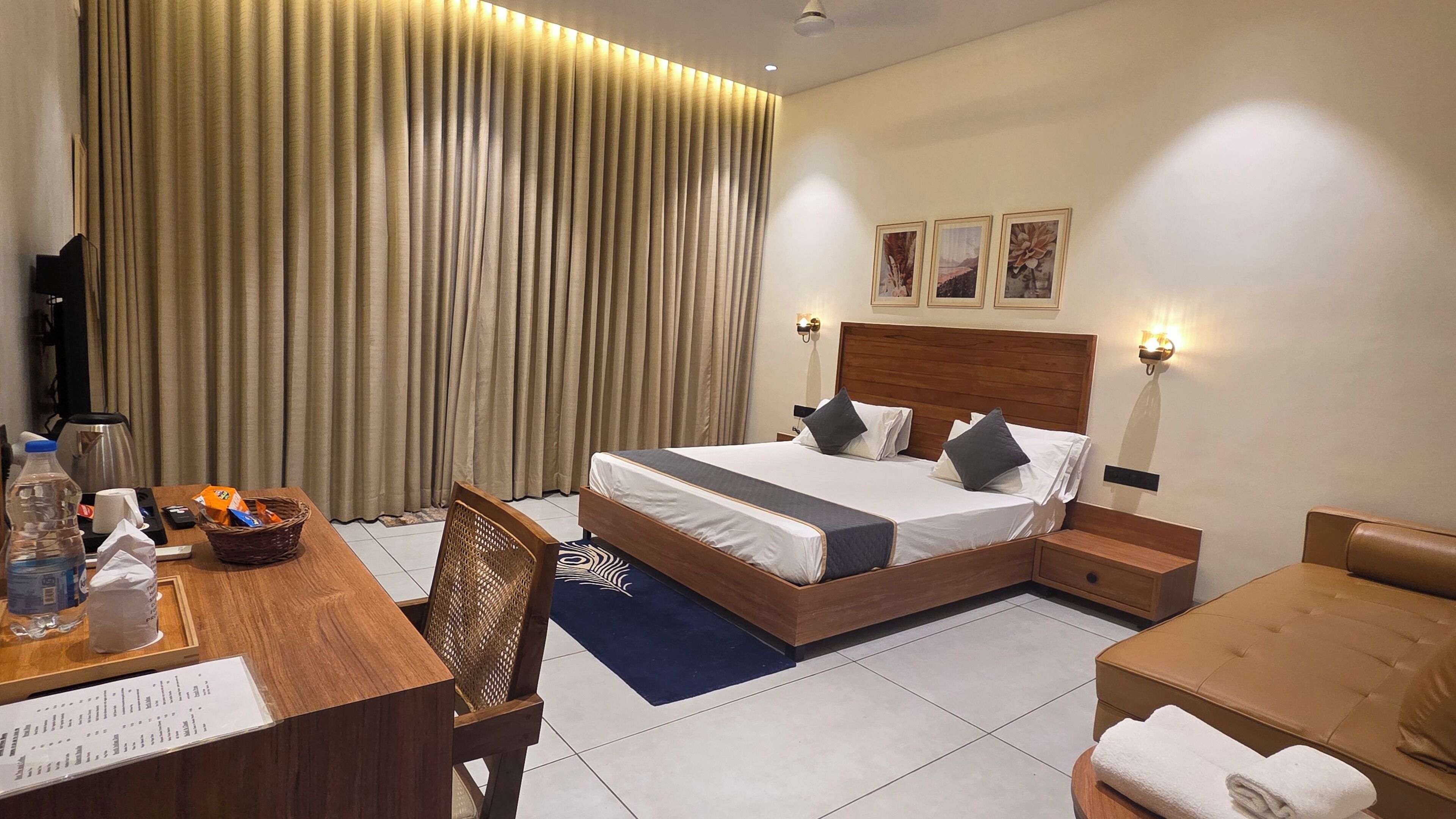 Royal Room | Premium bedding, desk, laptop workspace, WiFi (free)