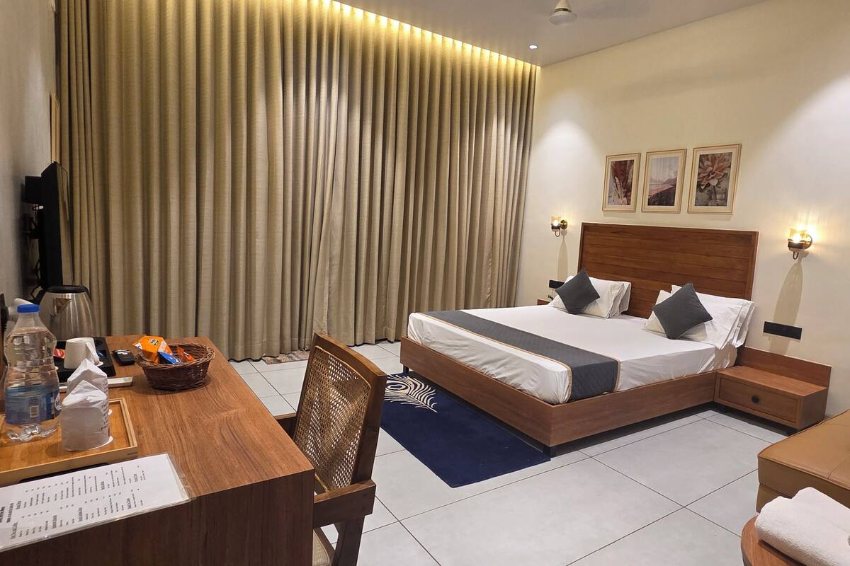 Royal Room | Premium bedding, desk, laptop workspace, WiFi (free)