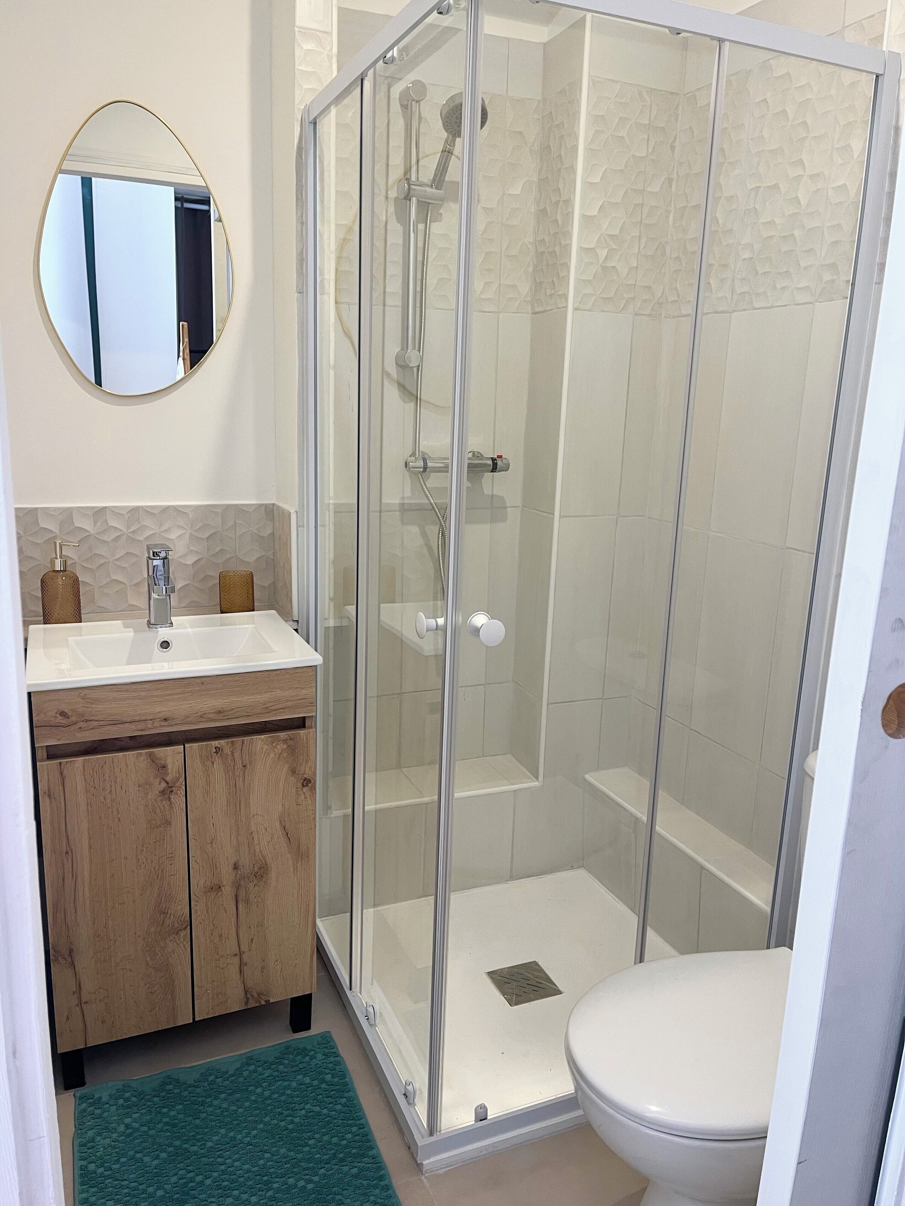 Douche, serviettes fournies, papier toilette