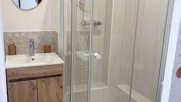 Douche, serviettes fournies, papier toilette