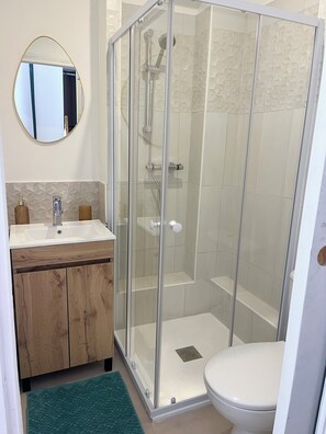 Douche, serviettes fournies, papier toilette