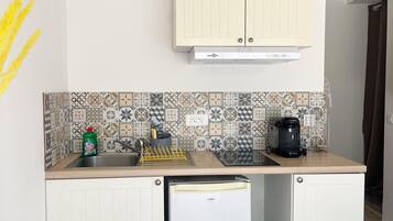 Réfrigérateur, micro-ondes, plaque de cuisson, cafetière/bouilloire