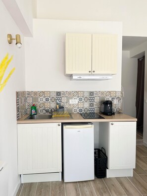 Kühlschrank, Mikrowelle, Herdplatte, Wasserkocher mit Kaffee-/Teezubehör