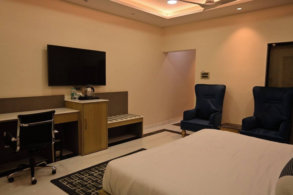 Grand Studio Suite | Frette Italian sheets, premium bedding, memory foam beds, minibar