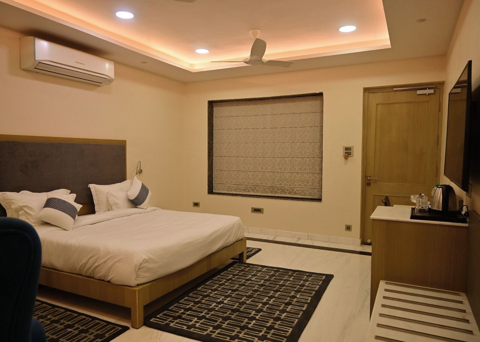 Grand Studio Suite | Frette Italian sheets, premium bedding, memory-foam beds, minibar