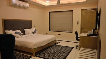 Grand Studio Suite | Frette Italian sheets, premium bedding, memory-foam beds, minibar