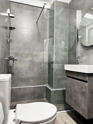 Secadora de cabello, toallas, jabón, papel de baño