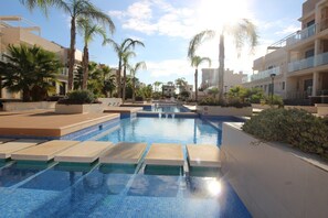 Apartment | Kolam renang | Kolam renang terbuka 